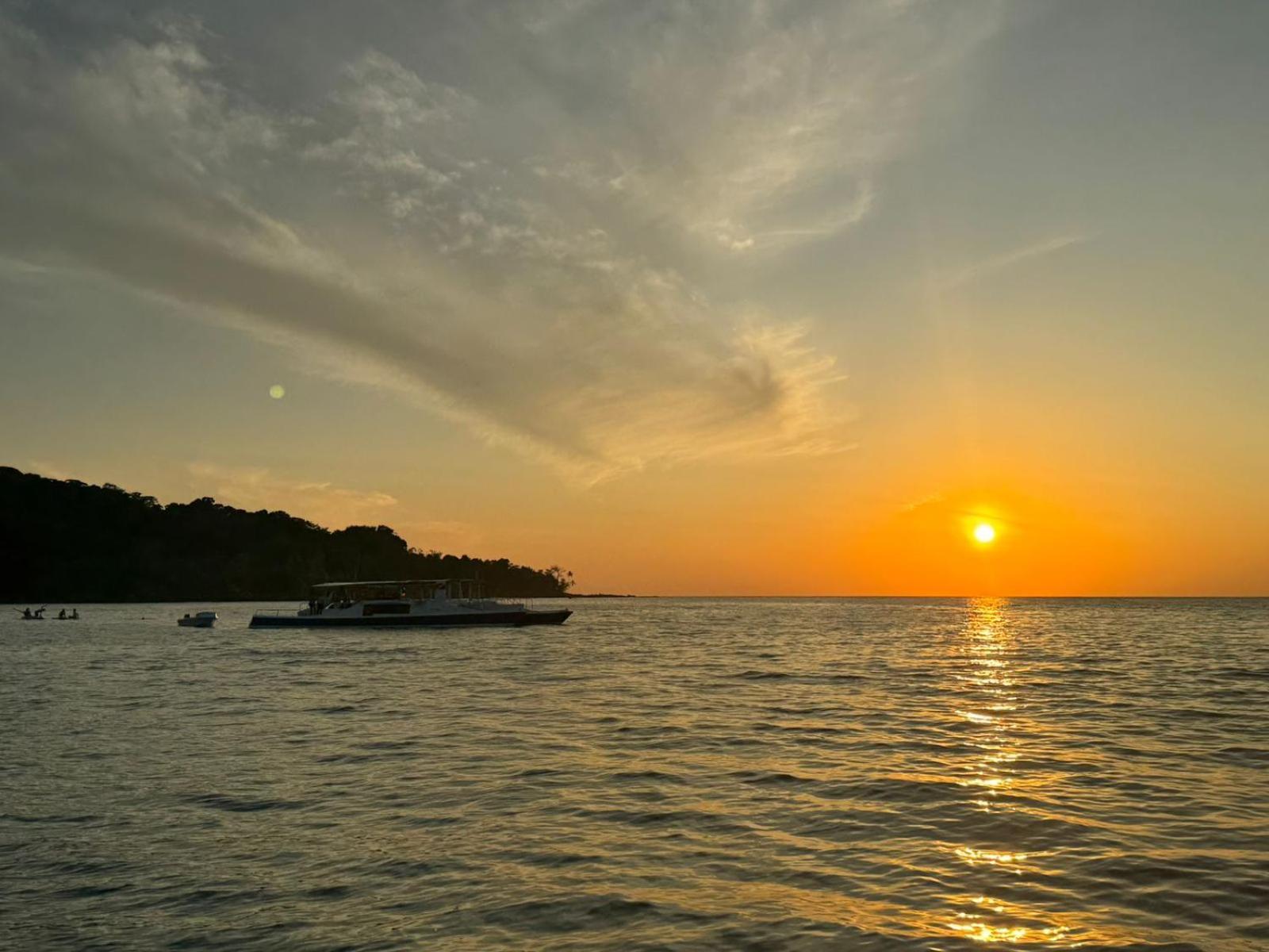 Pirate Drake Beach Hostel & Tour Company Drake Bay Bagian luar foto